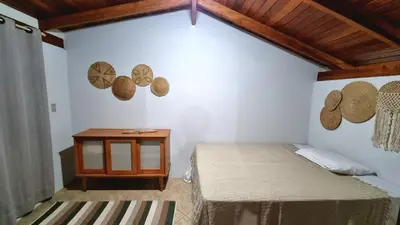 Uma cama ou camas num quarto em Casa a 2 quadras da Praia de Zimbros RW2724