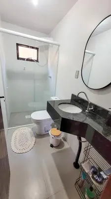 Uma casa de banho em Casa a 2 quadras da Praia de Zimbros RW2724
