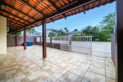 Uma varanda ou terraço em Casa a 2 quadras da Praia de Zimbros RW2724