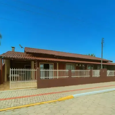 Casa a 2 quadras da Praia de Zimbros RW2724