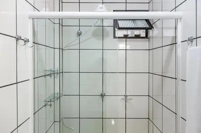 Uma casa de banho em Com garagem a 2 quadras do mar MM9040