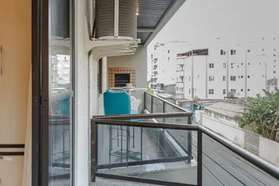 Uma varanda ou terraço em Com garagem a 2 quadras do mar MM9040
