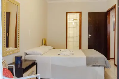Uma cama ou camas num quarto em Com garagem a 2 quadras do mar MM9040