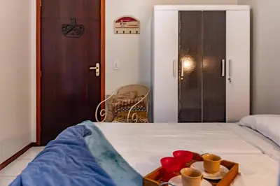 Uma cama ou camas num quarto em Com garagem a 2 quadras do mar MM9040
