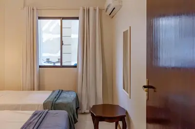 Uma cama ou camas num quarto em Com garagem a 2 quadras do mar MM9040