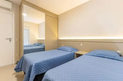 Uma cama ou camas num quarto em Agradável Apartamento a Poucos Minutos da Praia