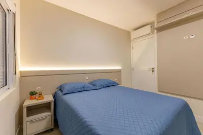 Uma cama ou camas num quarto em Agradável Apartamento a Poucos Minutos da Praia