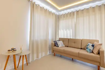 Uma área de estar em Agradável Apartamento a Poucos Minutos da Praia