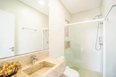 Uma casa de banho em Cobertura 03 suítes, piscina privativa e vista mar