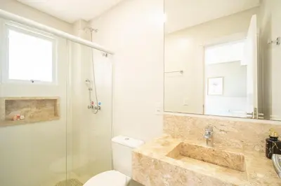 Uma casa de banho em Cobertura 03 suítes, piscina privativa e vista mar