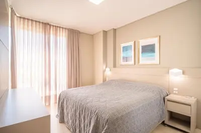 Uma cama ou camas num quarto em Cobertura 03 suítes, piscina privativa e vista mar