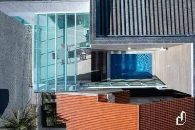 A planta de Cobertura 03 suítes, piscina privativa e vista mar