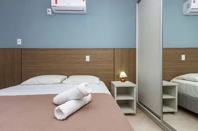 A planta de Ilha do Mel 102 – Lindo apartamento com Vista Panorâmica para o Mar em Quatro Ilhas, com Roupa de Cama e Toalhas Inclusas.