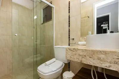 A planta de Ilha do Mel 102 – Lindo apartamento com Vista Panorâmica para o Mar em Quatro Ilhas, com Roupa de Cama e Toalhas Inclusas.