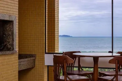 A planta de Ilha do Mel 102 – Lindo apartamento com Vista Panorâmica para o Mar em Quatro Ilhas, com Roupa de Cama e Toalhas Inclusas.