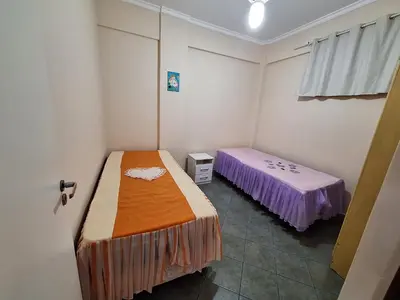 Uma cama ou camas num quarto em Apto terreo frente com 2 qtos a 200 mt praia Bombas