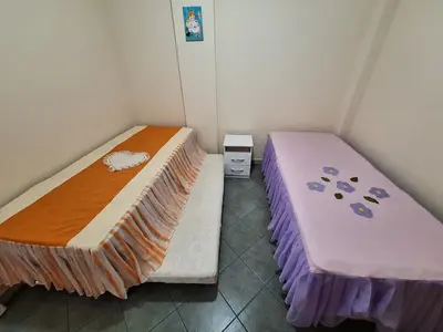 Uma cama ou camas num quarto em Apto terreo frente com 2 qtos a 200 mt praia Bombas