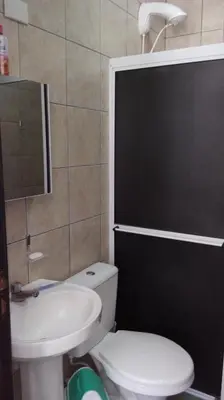 Uma casa de banho em Apto terreo frente com 2 qtos a 200 mt praia Bombas