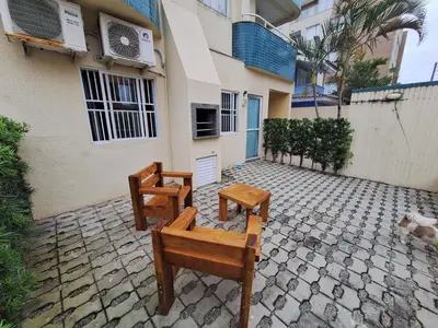 Uma varanda ou terraço em Apto terreo frente com 2 qtos a 200 mt praia Bombas
