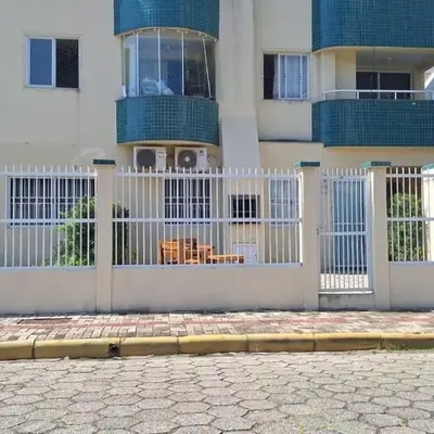 Apto terreo frente com 2 qtos a 200 mt praia Bombas