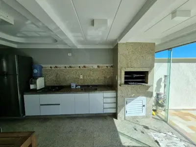 A cozinha ou kitchenette de triplex beira mar de bombinhas