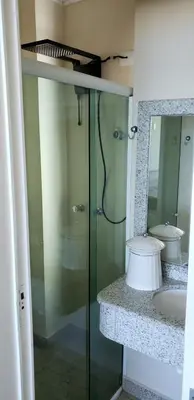 Uma casa de banho em triplex beira mar de bombinhas