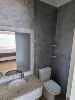 Uma casa de banho em triplex beira mar de bombinhas