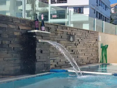A piscina em ou perto de triplex beira mar de bombinhas