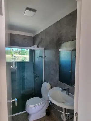 Uma casa de banho em triplex beira mar de bombinhas