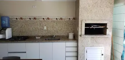 A cozinha ou kitchenette de triplex beira mar de bombinhas