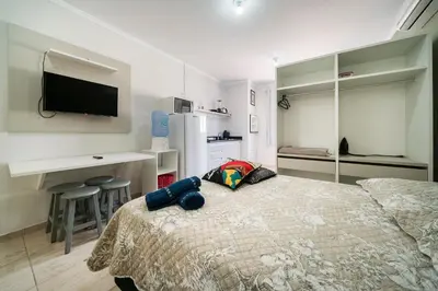 Uma televisão e/ou sistema de entretenimento em Residencial Florida II 150 mts do Mar