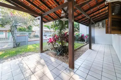 Um jardim no exterior de Aluguel casa 3 quartos Bombinhas SC