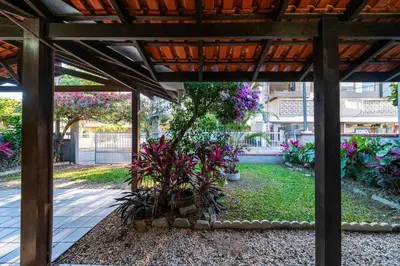 Um jardim no exterior de Aluguel casa 3 quartos Bombinhas SC