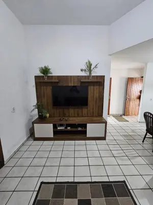 Uma televisão e/ou sistema de entretenimento em Aluguel casa 3 quartos Bombinhas SC