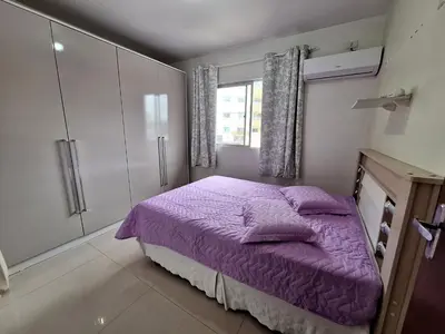 Uma cama ou camas num quarto em Apto 2 qtos a 150 metros mar de bombas