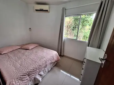 Uma cama ou camas num quarto em Apto 2 qtos a 150 metros mar de bombas