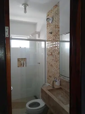 Uma casa de banho em Apto 2 qtos a 150 metros mar de bombas