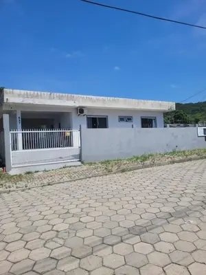 A planta de Casa agradável com piscina e churrasqueira