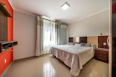 Uma cama ou camas num quarto em Apto 104 - 6 pessoas - Bombas