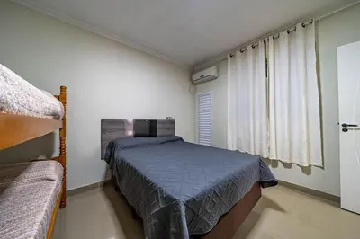 Uma cama ou camas num quarto em Apto 104 - 6 pessoas - Bombas