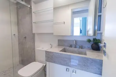 Uma casa de banho em Varandas do Atlântico 403B – Frente Mar em Bombas