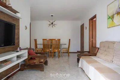 Uma área de estar em Apto em otima localização em Meia Praia EIO6031