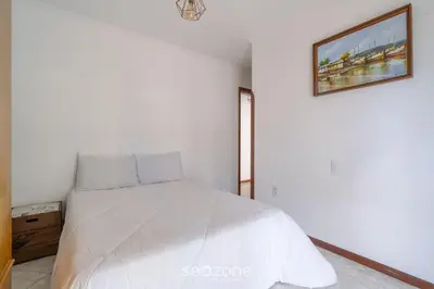 Uma cama ou camas num quarto em Apto em otima localização em Meia Praia EIO6031