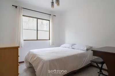 Uma cama ou camas num quarto em Apto em otima localização em Meia Praia EIO6031
