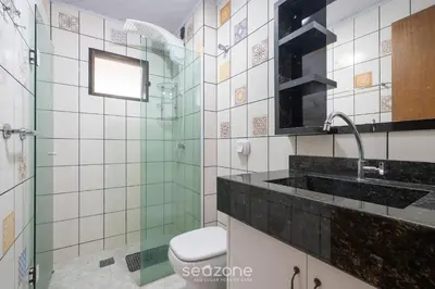 Uma casa de banho em Apto em otima localização em Meia Praia EIO6031