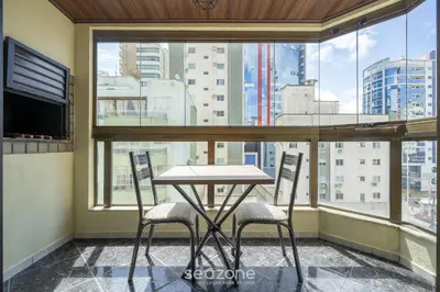 Uma varanda ou terraço em Apto em otima localização em Meia Praia EIO6031
