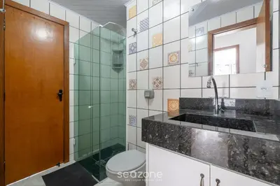 Uma casa de banho em Apto em otima localização em Meia Praia EIO6031