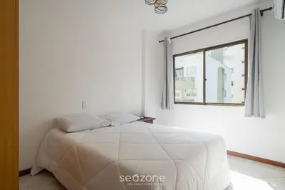 Uma cama ou camas num quarto em Apto em otima localização em Meia Praia EIO6031