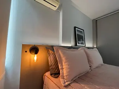 Uma cama ou camas num quarto em Apartamento dos Sonhos - Studio em Prédio a Beira Mar