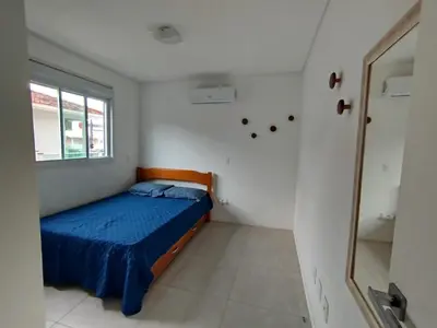 Uma cama ou camas num quarto em Apartamento em palmas gov celso ramos 70 m do mar
